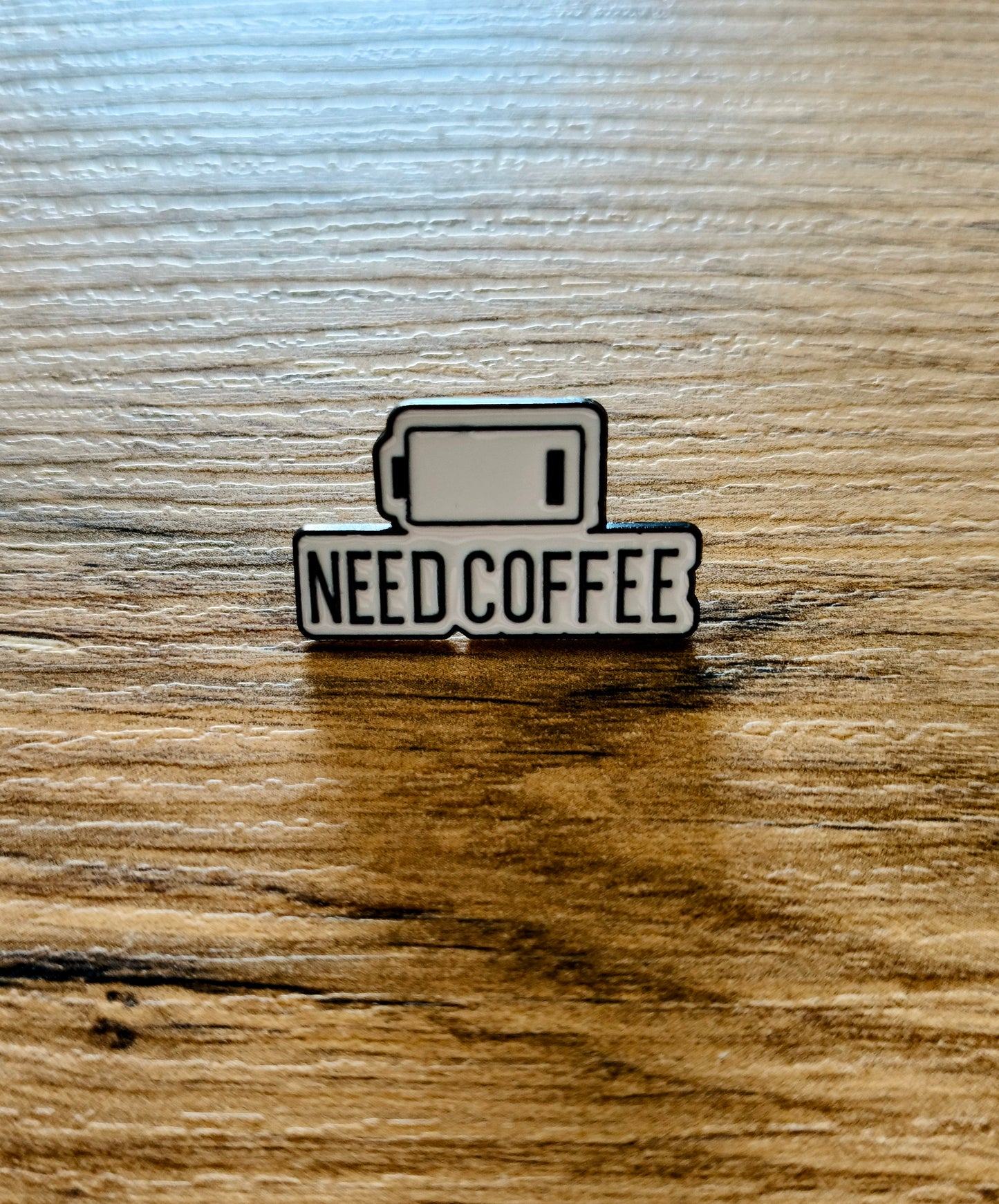 Przypinka "need coffee" - Zrób Mi Kawę - Palarnia Kawy